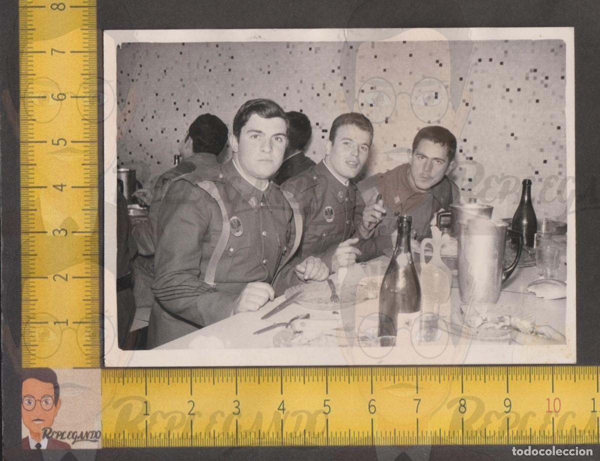 Militaria: TR&Iacute;O DE SOLDADOS DE UNIFORME COMIENDO EN CUARTEL - C.I.R. EJ&Eacute;RCITO MILI - FOTO ANTIGUA A&Ntilde;OS 60