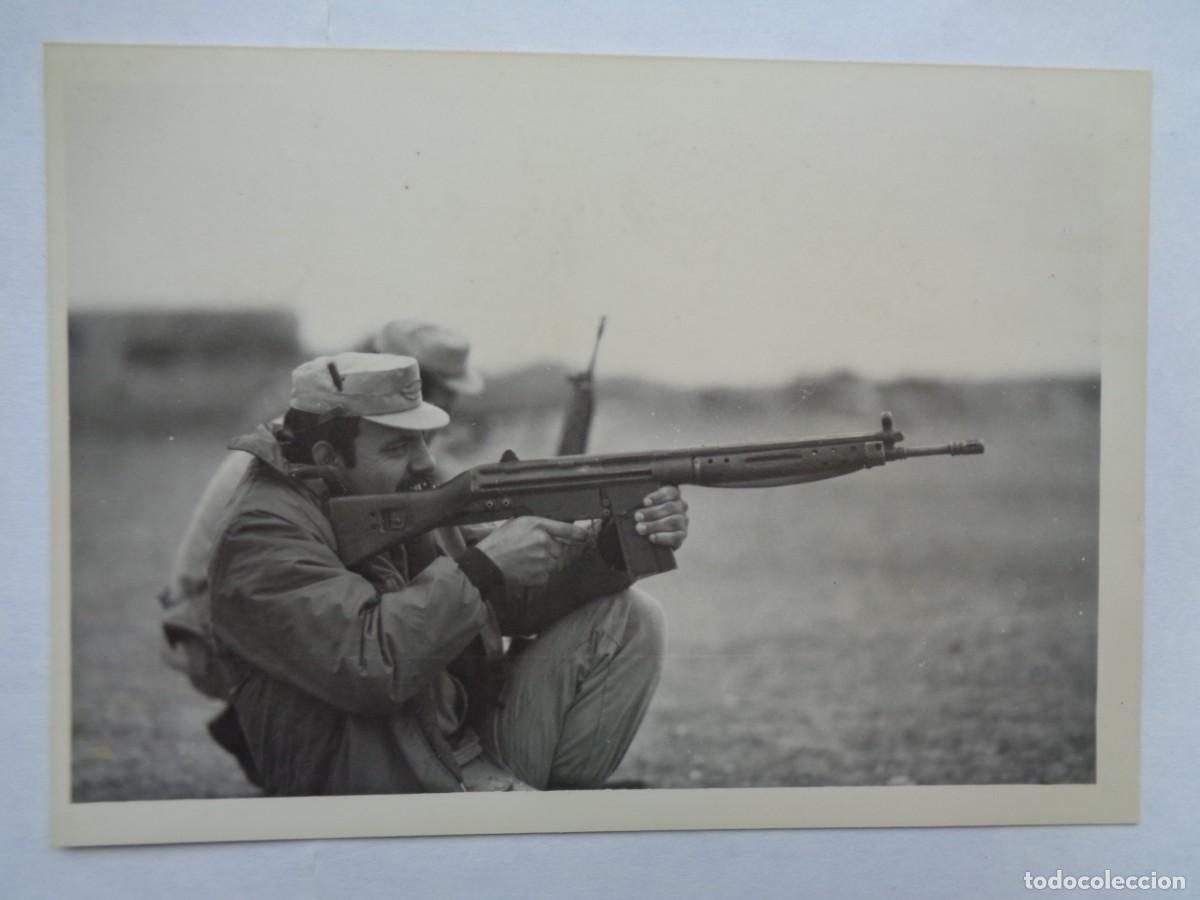 Militaria: FOTO DE MILITARES CON ROPA DE CAMPA&Ntilde;A EN CAMPO DE TIRO CON CETME