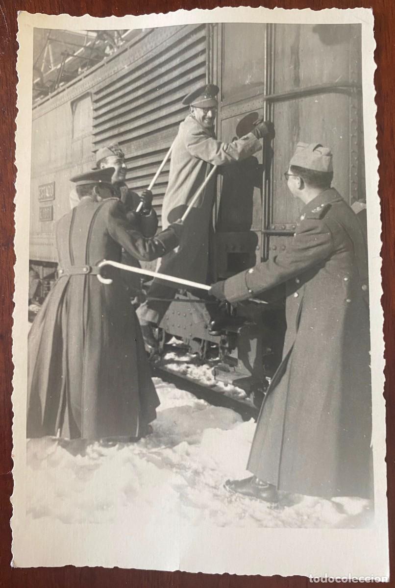 Militaria: FOTOGRAFIA DE MILITARES ESPA&Ntilde;OLES, 1941, EN ZONA NEVADA AL PARECER CERCA DE UN TREN, JUGANDO, TAMA&Ntilde;O