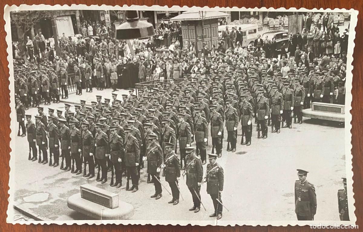 Militaria: FOTOGRAFIA FORMACION MILITAR EN LA PLAZA DE ZOCODOVER A&Ntilde;OS 40, TAMA&Ntilde;O POSTAL