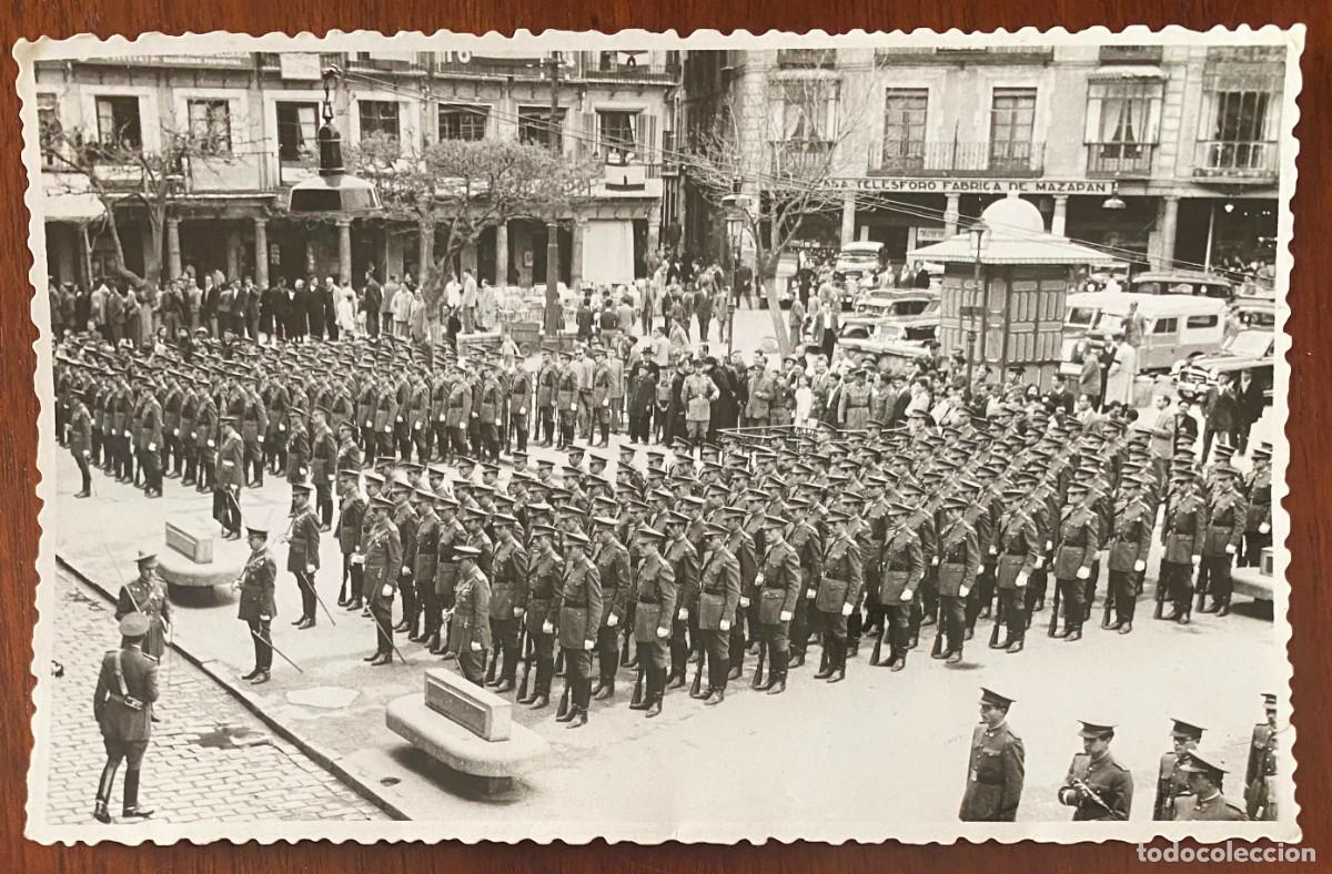 Militaria: FOTOGRAFIA FORMACION MILITAR EN LA PLAZA DE ZOCODOVER A&Ntilde;OS 40, TAMA&Ntilde;O POSTAL