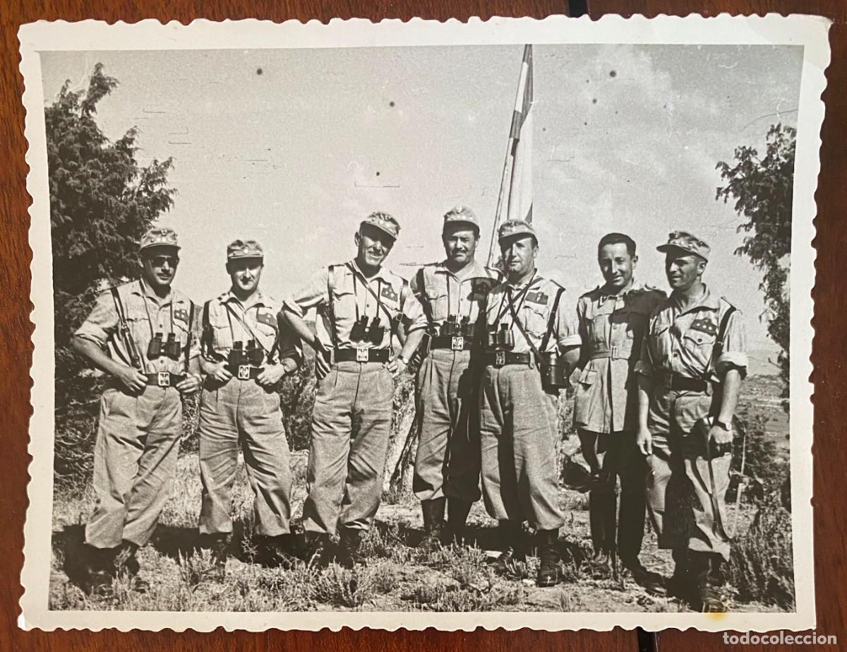 Militaria: FOTOGRAFIA DE OFICIALES EN MANIOBRAS, A&Ntilde;OS 60, MIDE 11,3 X 8,7 CMS.