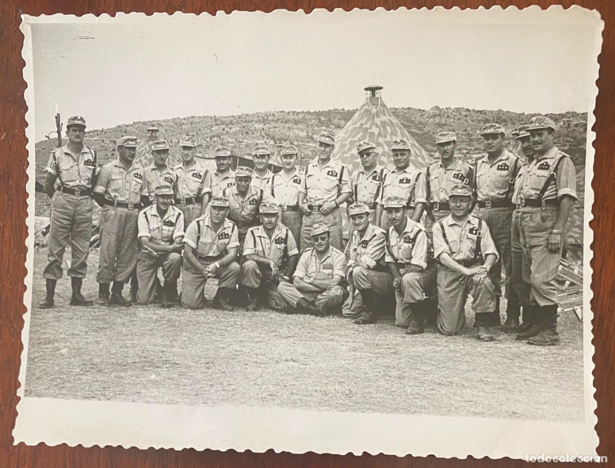 Militaria: FOTOGRAFIA DE OFICIALES EN MANIOBRAS, A&Ntilde;OS 60, MIDE 11,3 X 8,7 CMS.
