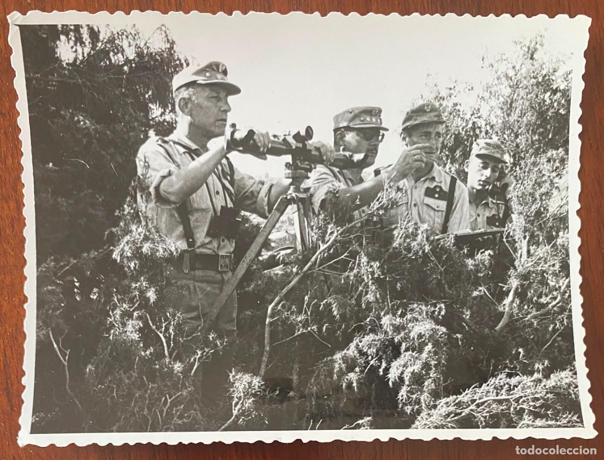 Militaria: FOTOGRAFIA DE OFICIALES EN MANIOBRAS, A&Ntilde;OS 60, MIDE 11,3 X 8,7 CMS.