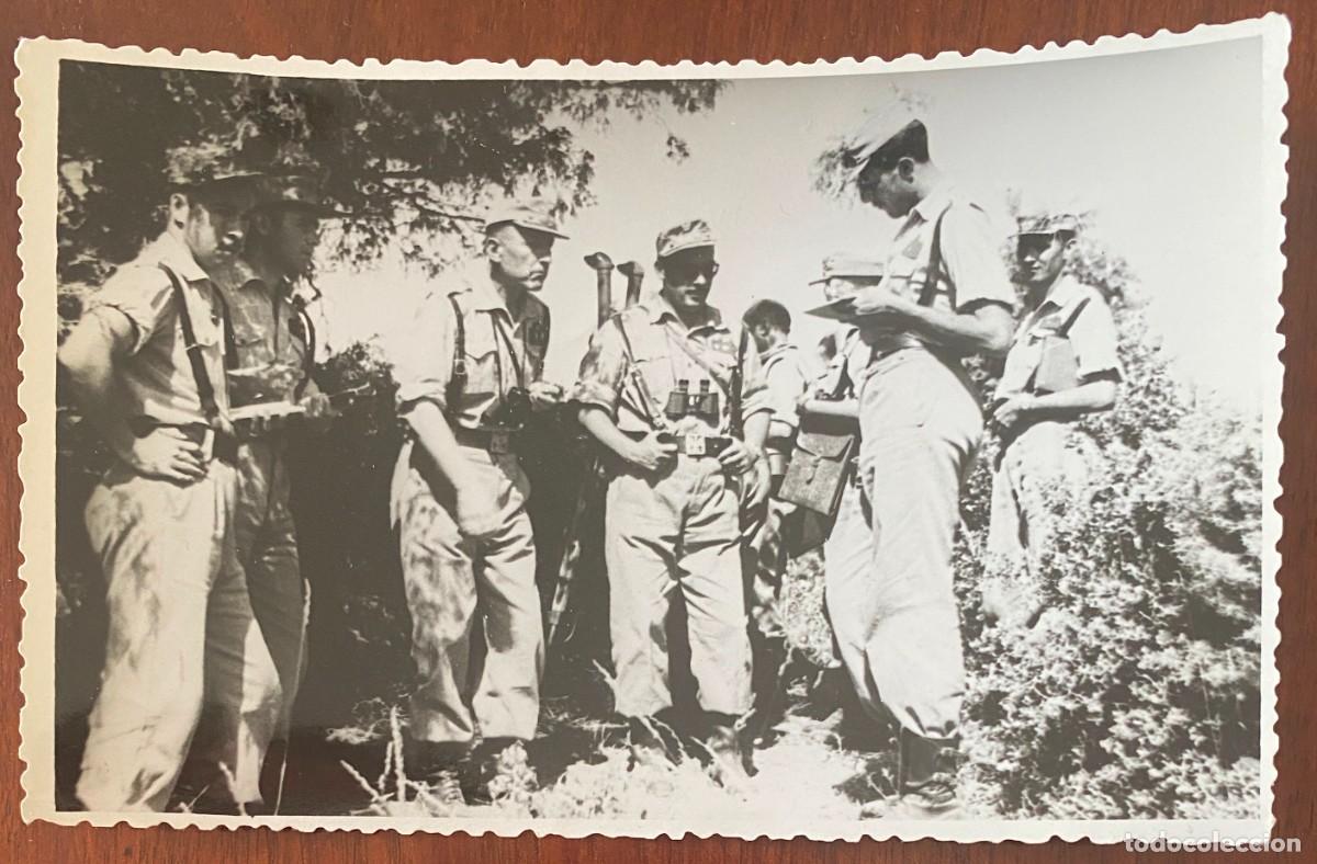 Militaria: FOTOGRAFIA DE OFICIALES EN MANIOBRAS, A&Ntilde;OS 60, MIDE 13,5 X 8,5 CMS.