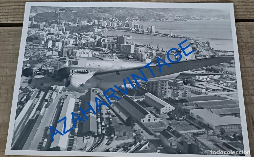 Militaria: AVIACION, ANTIGUA FOTOGRAFIA AVION MILITAR SOBREVOLANDO UNA CIUDAD, 178X128MM