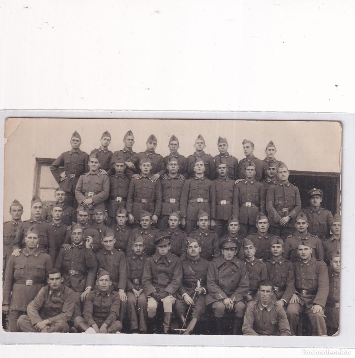 Militaria: POSTAL FOTOGR&Aacute;FICA GRUPO DE MILITARES PRIMER GRUPO. NO FIGURA FOT&Oacute;GRAFO.