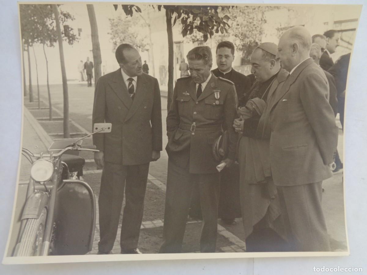 Militaria: FOTO GENERAL AVIACION GALLARZA , MEDALLA MILITAR INDIVIDUAL. CARDENAL BUENO MONREAL.. 17,5 X 23,5 CM