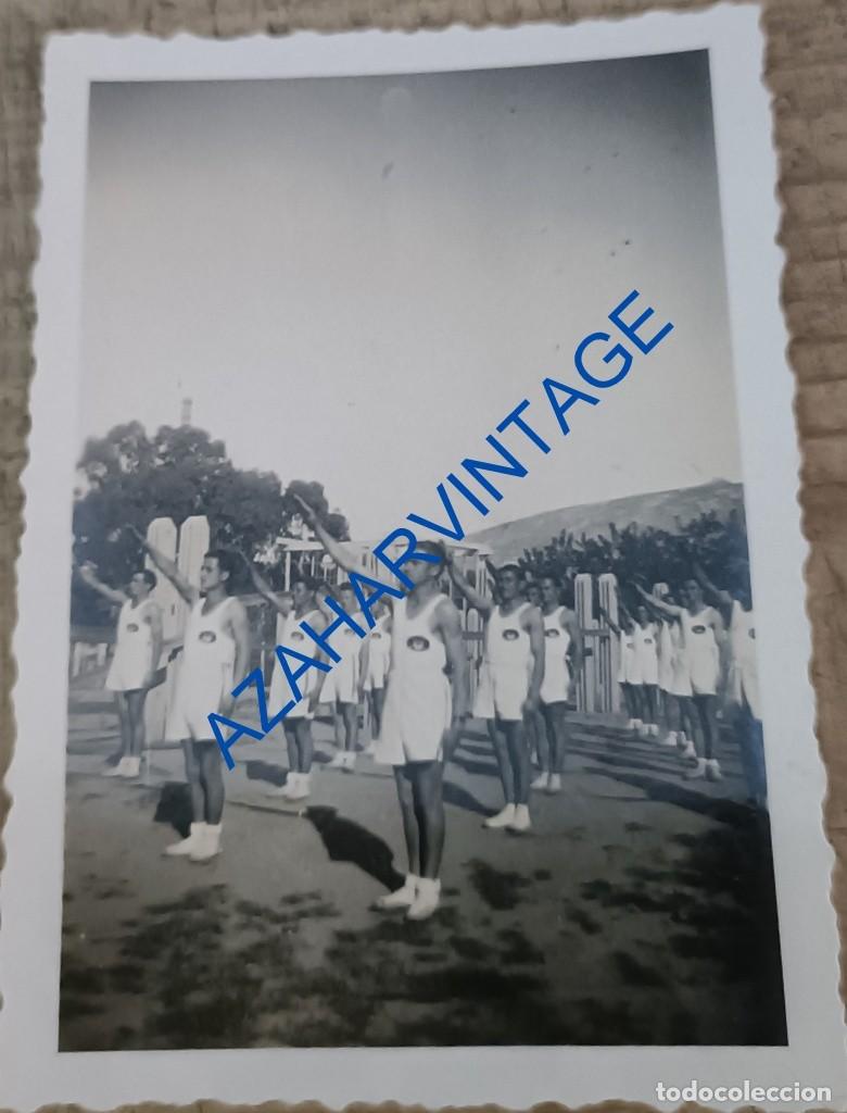 Militaria: ANTIGUA FOTOGRAFIA, CAMPAMENTO SEU , BRAZO EN ALTO, 62X88MM
