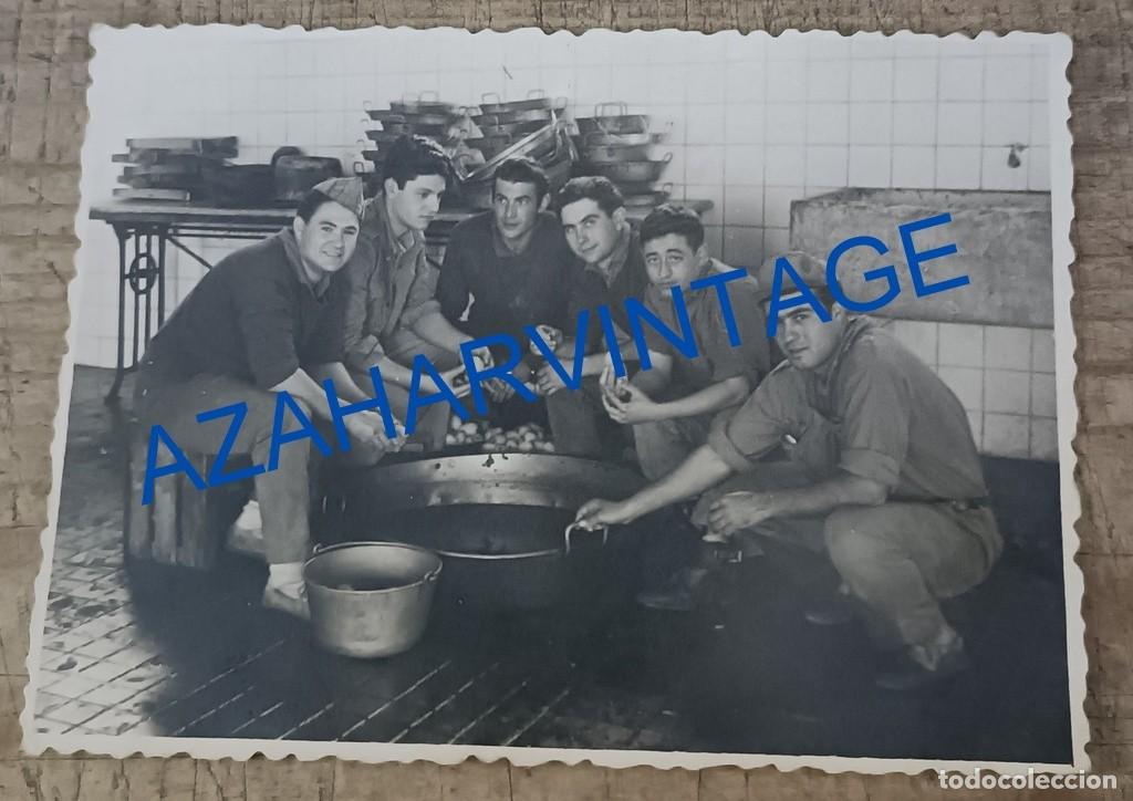 Militaria: SERVICIO MILITAR: SOLDADOS PELANDO PATATAS, PEROLA GIGANTE, 105X75MM
