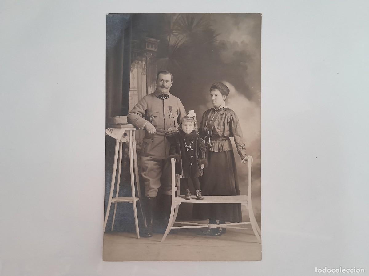 Militaria: ANTIGUA FOTOGRAFIA FAMILIAR MILITAR ESPA&Ntilde;OL MEDALLA NUMERO 7 EN EL CUELLO RV 2299