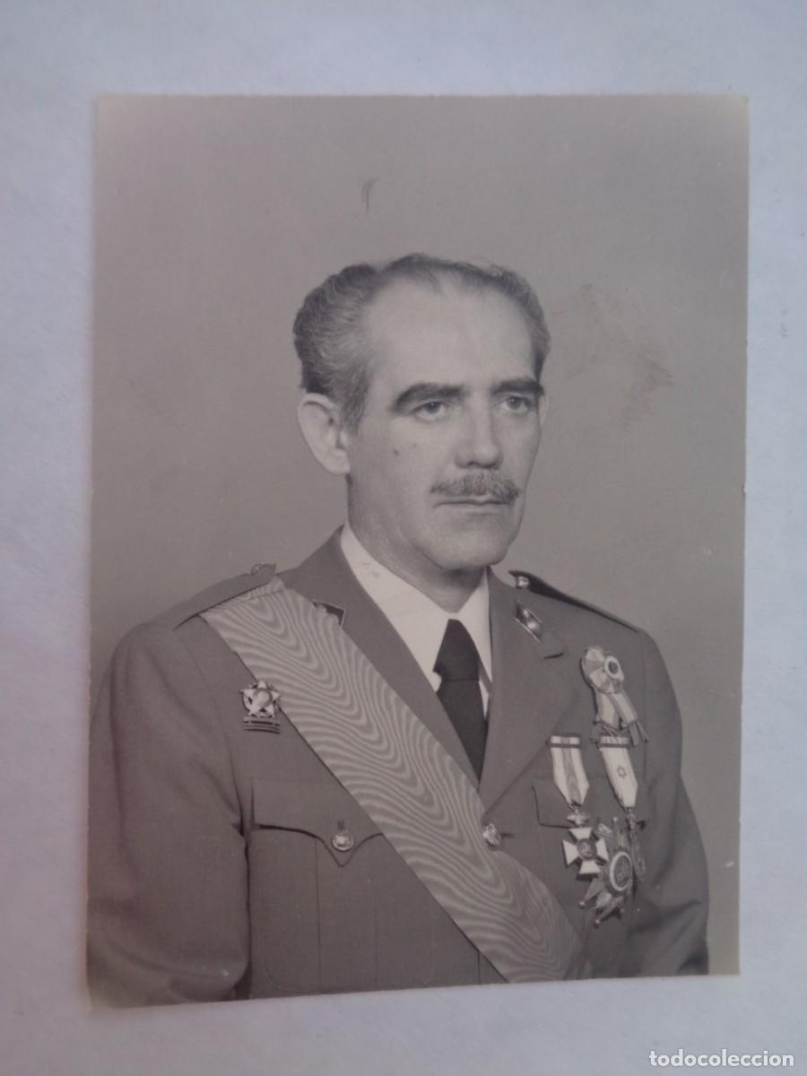 Militaria: FOTO DE OFICIAL DE ARTILLERIA DEL PROFESORADO MILITAR, CRUZ Y PLACA DE SAN HERMENEGILDO, ETC