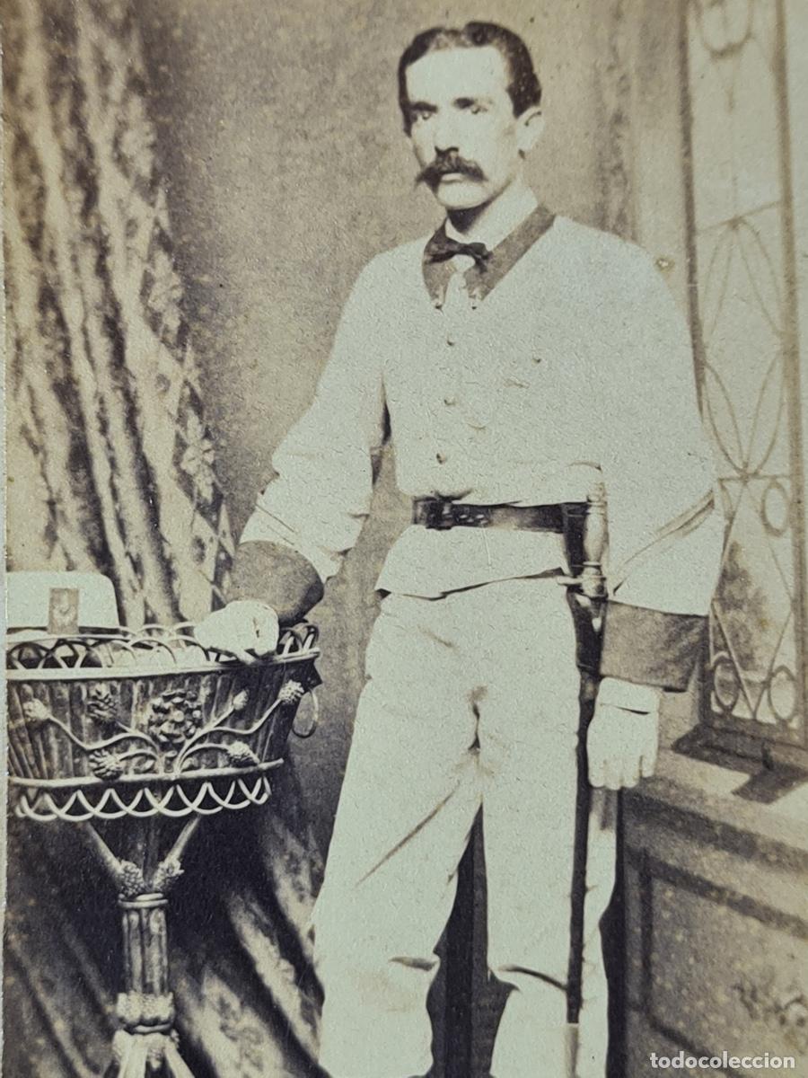 Militaria: Cuba colonial 1870. CDV fotograf&iacute;a antigua de un oficial dedicada a una persona de la aristocracia.