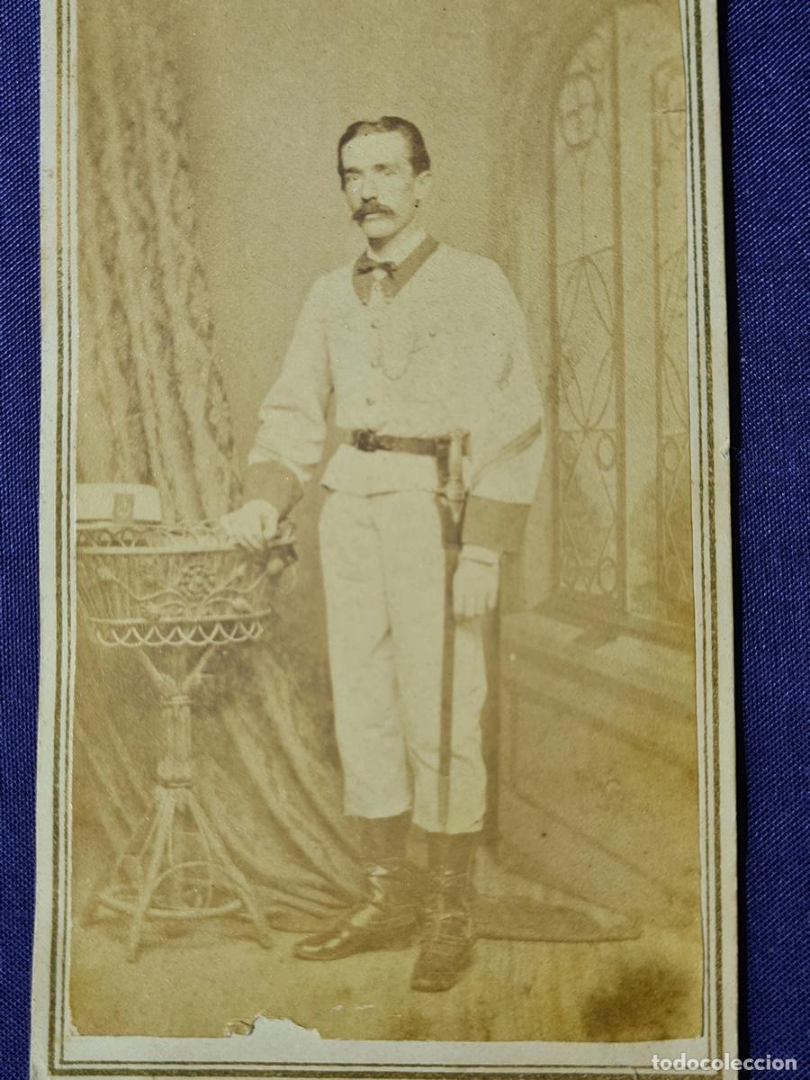 Militaria: Cuba colonial 1870. CDV fotograf&iacute;a antigua de un oficial dedicada a una persona de la aristocracia.