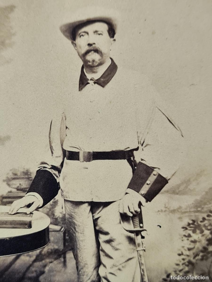 Militaria: Cuba colonial 1870. CDV. Dos fotograf&iacute;as de un oficial ej&eacute;rcito de Ultramar. Con y sin Jipijapa.