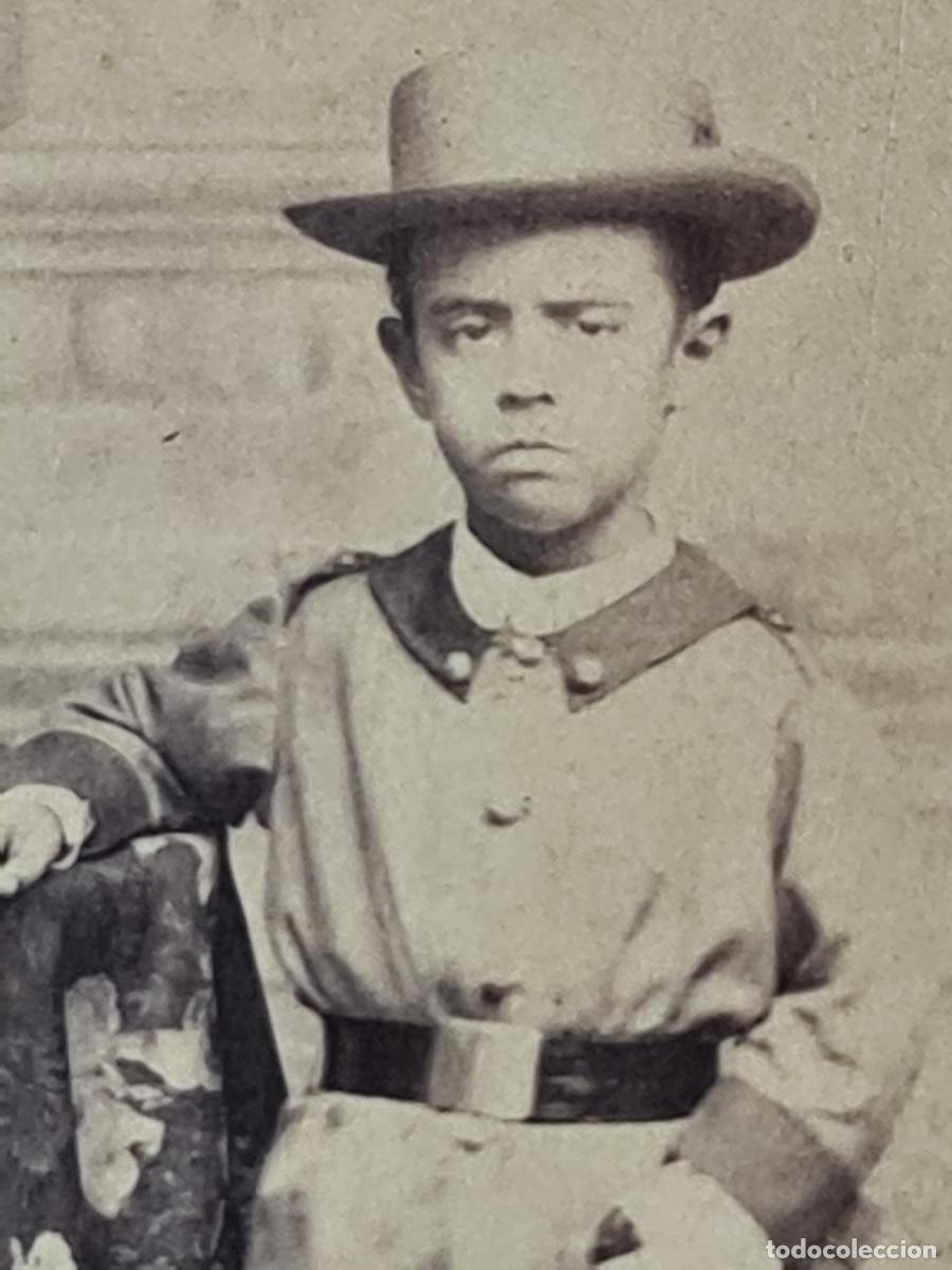 Militaria: Cuba colonial 1870. CDV, fotograf&iacute;a de un &rdquo;soldado enano&rdquo;. No es un ni&ntilde;o. Foto muy rara.