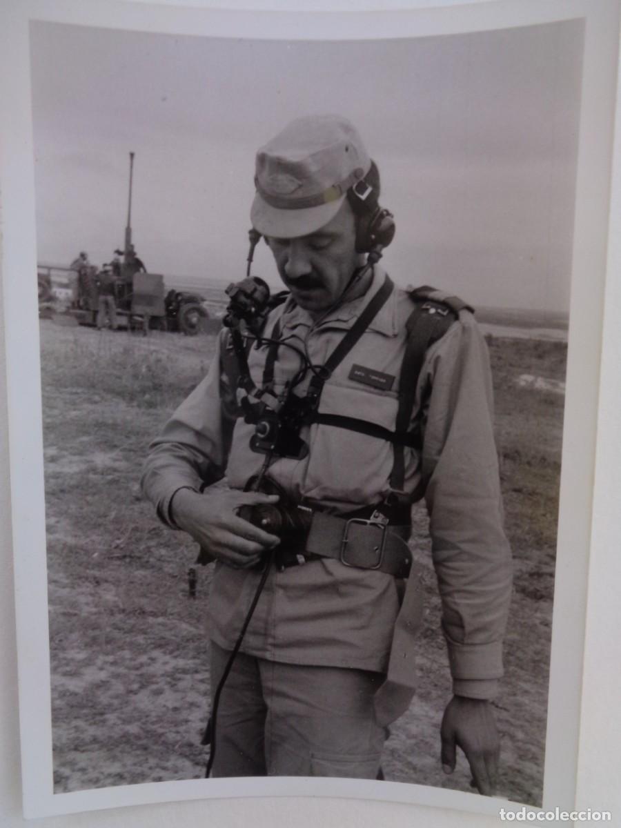 Military Antiques: FOTO DE MILITAR CON ROPA DE CAMPA&Ntilde;A Y APARATO DE RADIO, DETRAS SE VE UN CA&Ntilde;ON ANTIAEREO