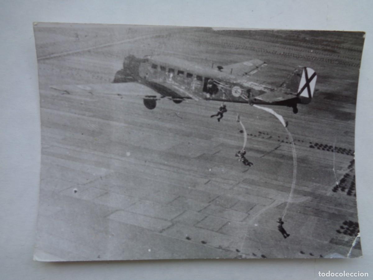 Militaria: BRIGADA PARACAIDISTA , BRIPAC - AVIACION : FOTO DE AVION Y PARACAS EN PLENO SALTO