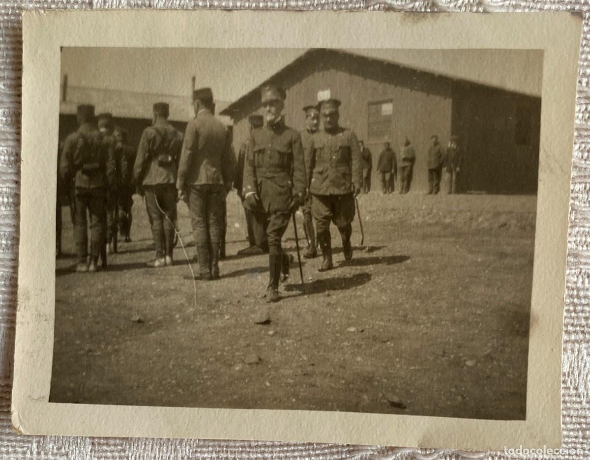 Militaria: ANTIGUA FOTOGRAFIA DE OFICIALES PASANDO REVISTA A TROPA EN FORMACION, GUERRA DEL RIFF MARRUECOS, MID
