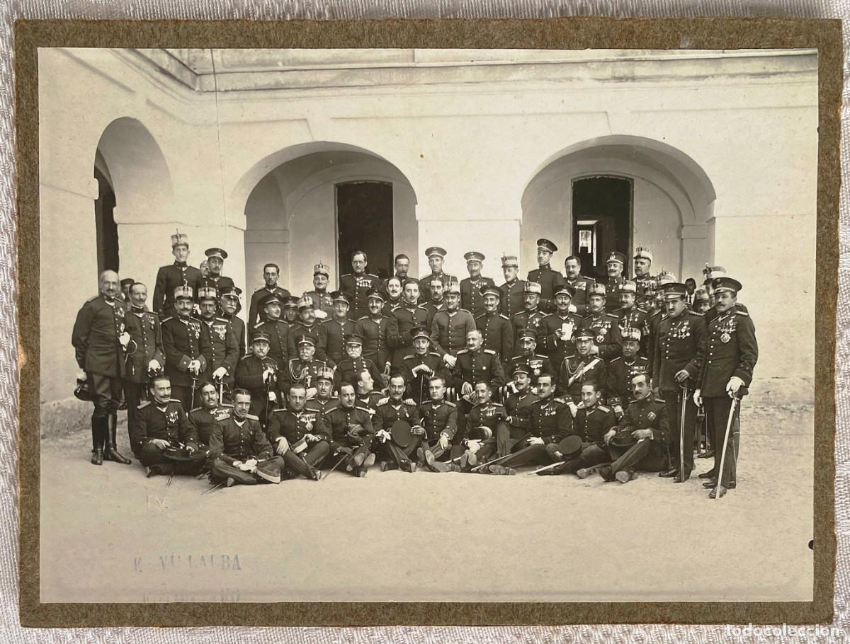 Militaria: ANTIGUA FOTOGRAFIA DEL REY ALFONSO XIII EN EL CENTRO RODEADO DE OFICIALES DE ARTILLERIA Y DE INFANTE