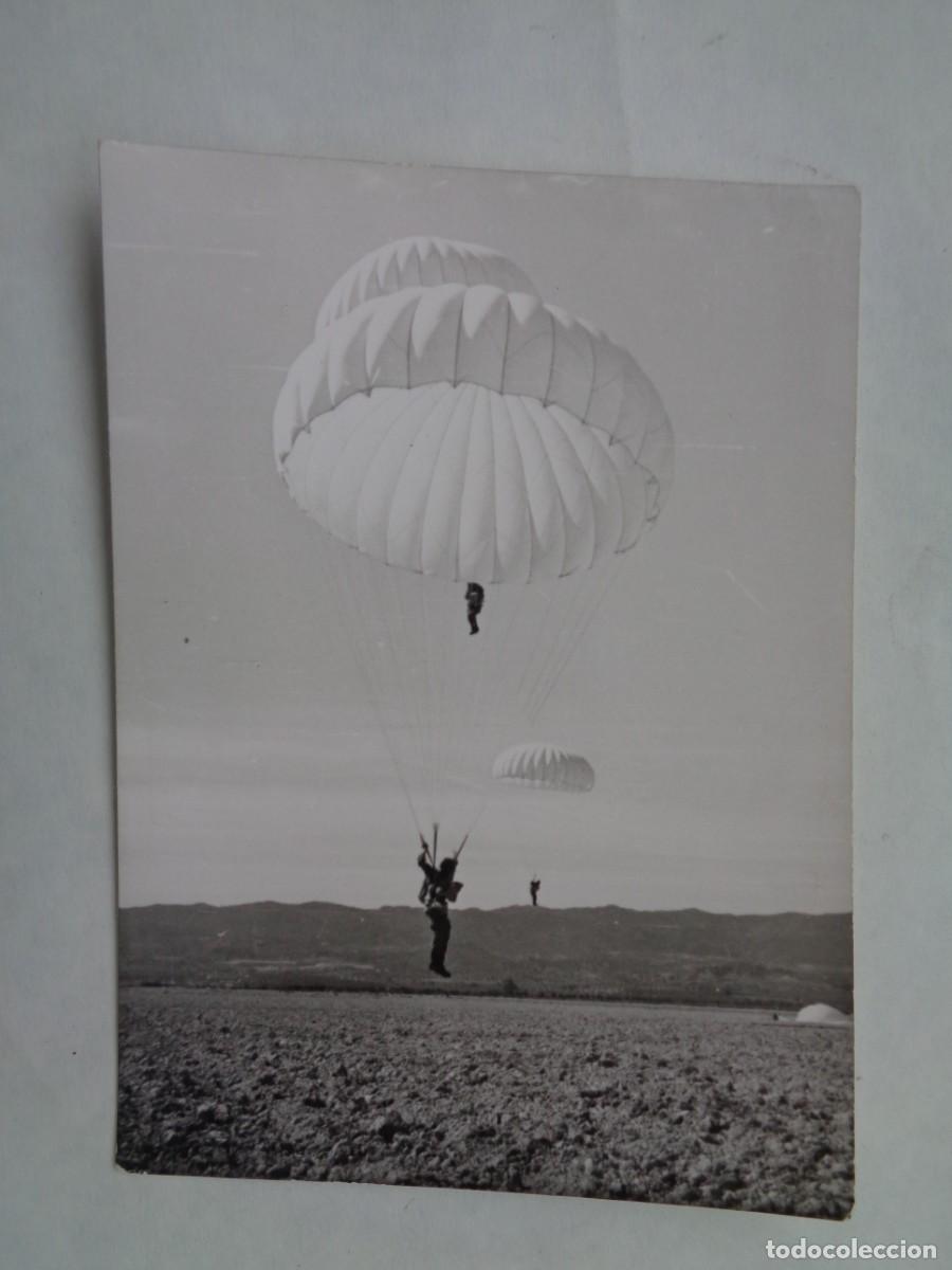 Militaria: BRIGADA PARACAIDISTA , BRIPAC - AVIACION : FOTO DE PARACA TOMANDO TIERRA