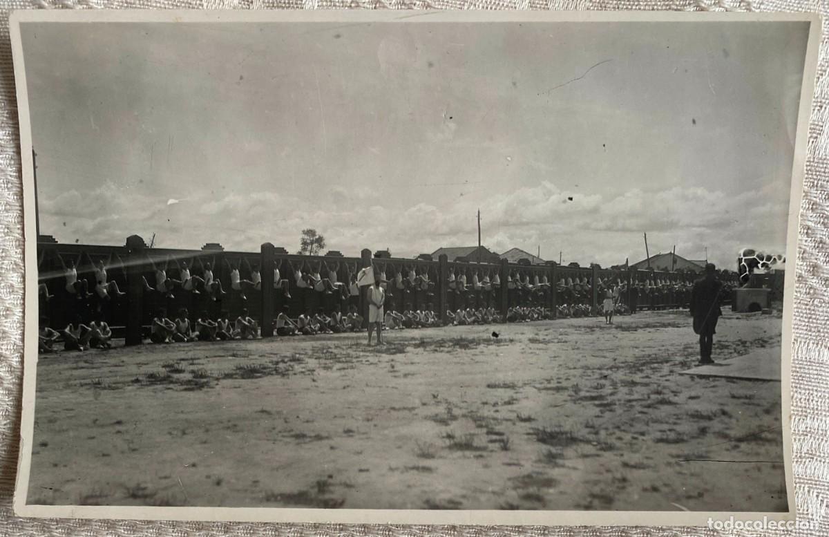 Militaria: ANTIGUA FOTOGRAFIA DE EJERCICIOS GIMNASTICOS PARA TROPA EN AERODROMO POSIBLEMENTE DE GETAFE, EPOCA D
