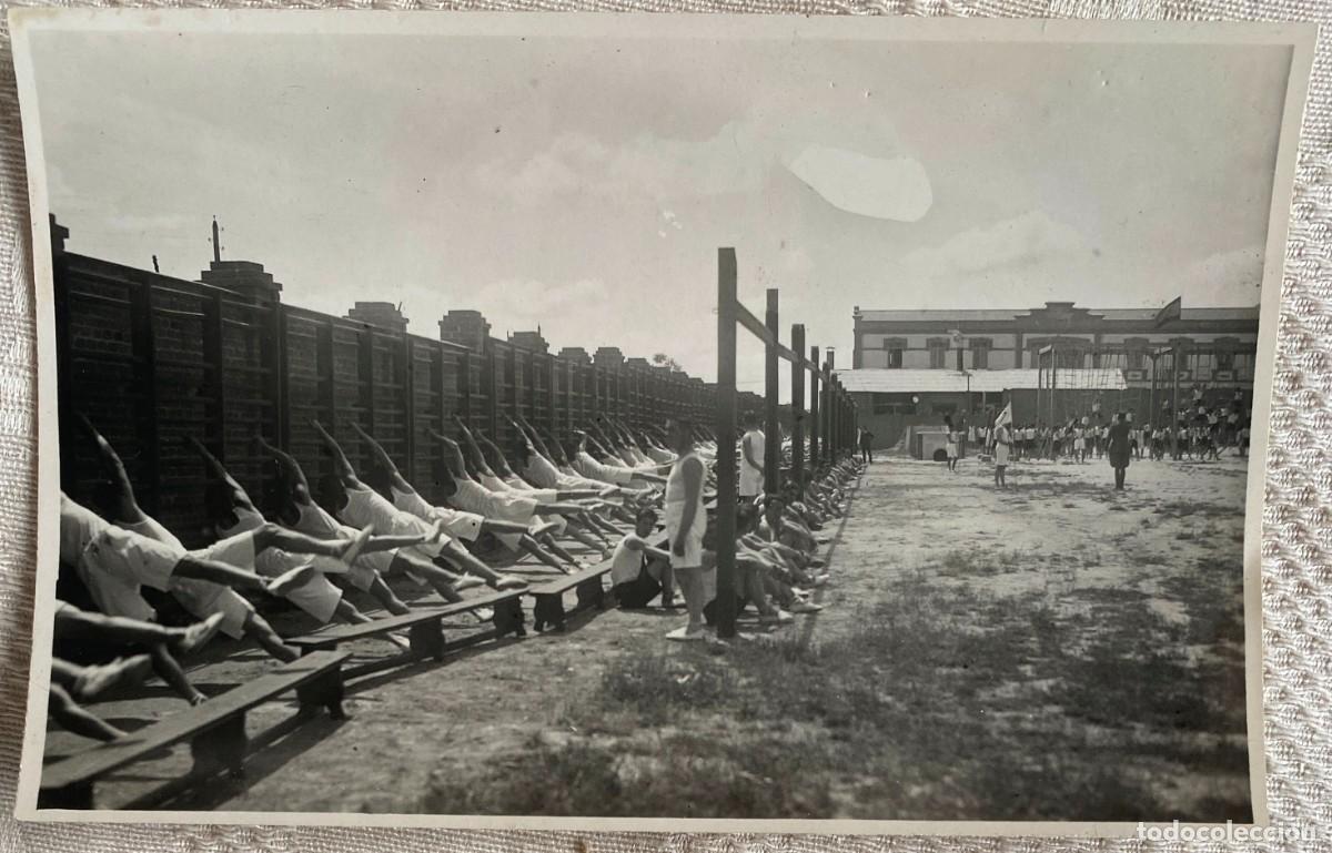 Militaria: ANTIGUA FOTOGRAFIA DE EJERCICIOS GIMNASTICOS PARA TROPA EN AERODROMO POSIBLEMENTE DE GETAFE, EPOCA D