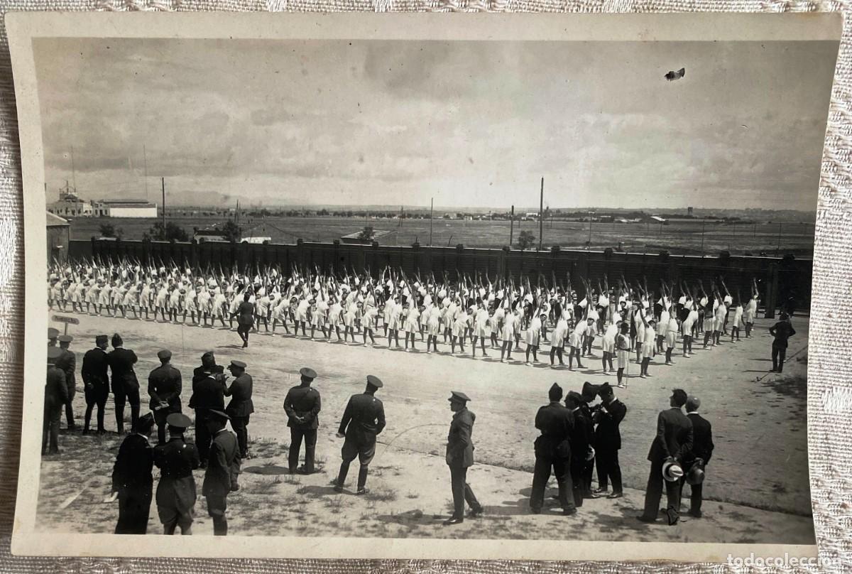 Militaria: ANTIGUA FOTOGRAFIA DE EJERCICIOS GIMNASTICOS PARA TROPA EN AERODROMO POSIBLEMENTE DE GETAFE, EPOCA D