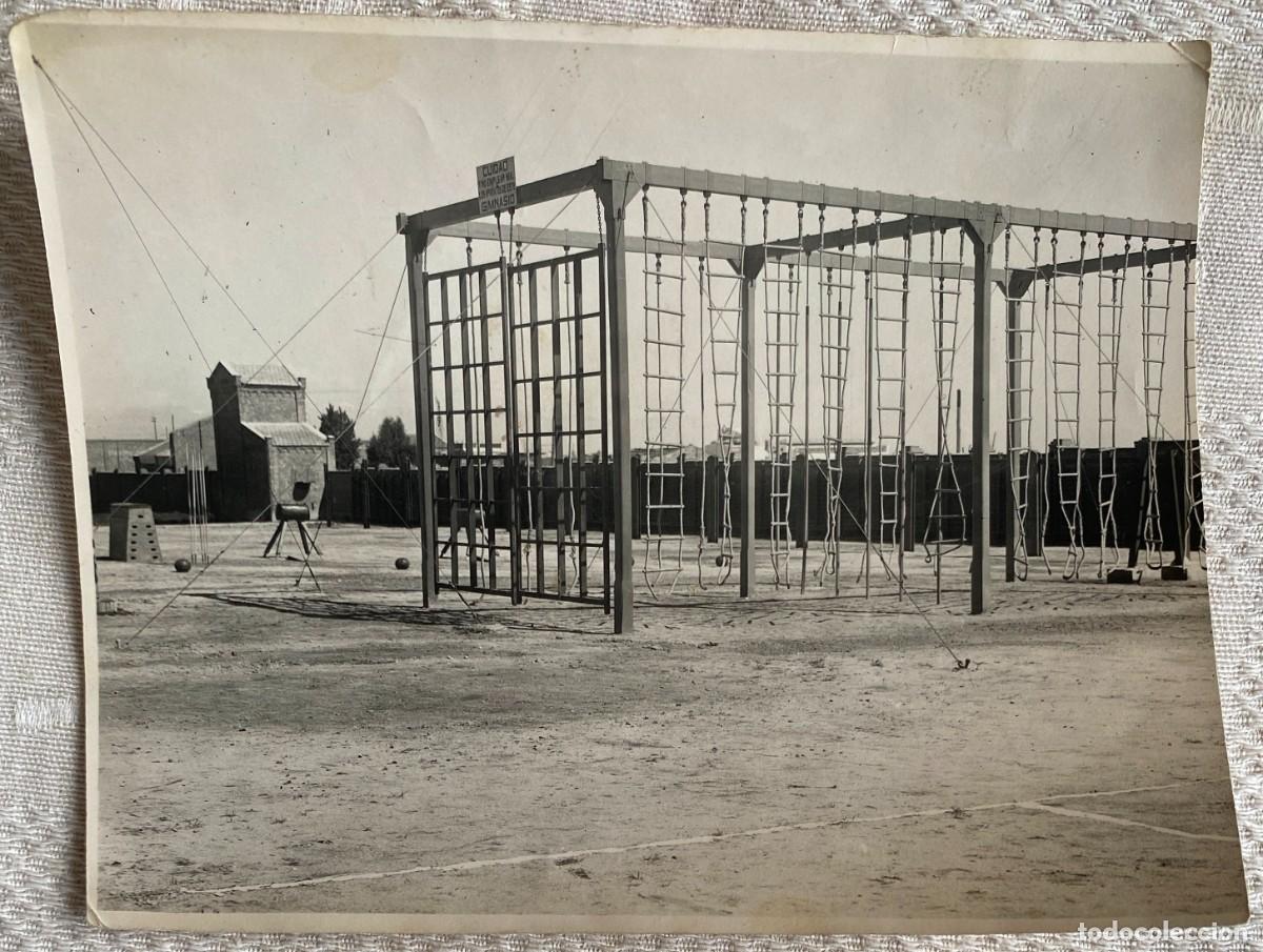 Militaria: ANTIGUA FOTOGRAFIA DE INSTALACIONES PARA GIMNASIA DE TROPA EN AERODROMO POSIBLEMENTE DE GETAFE, EPOC
