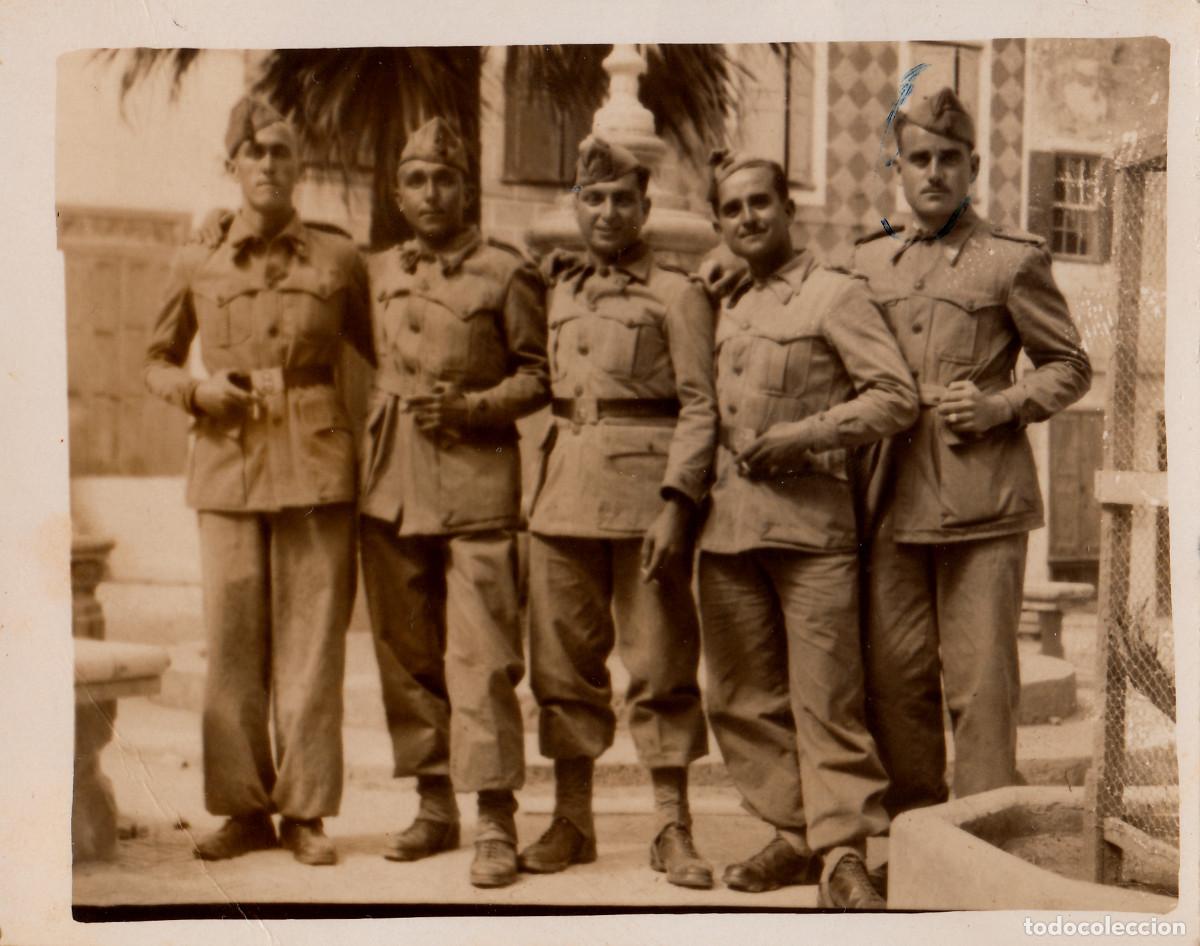 Militaria: Cinco j&oacute;venes militares del Ej&eacute;rcito Espa&ntilde;ol. A&ntilde;os 50 h aa