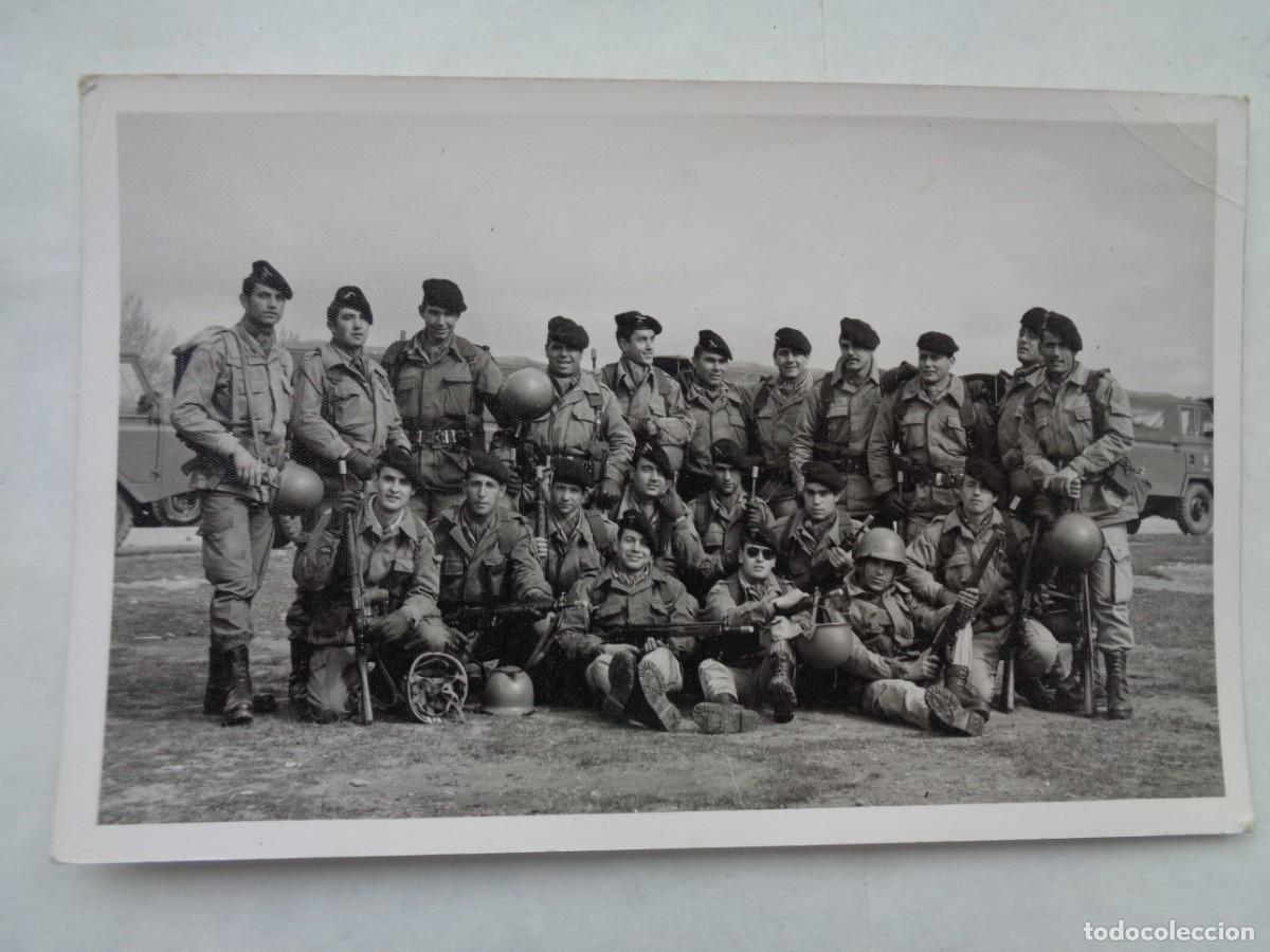 Militaria: BRIGADA PARACAIDISTA , BRIPAC - AVIACION : FOTO DE PARACAS POSANDO, CON CASCOS, CETME, ETC