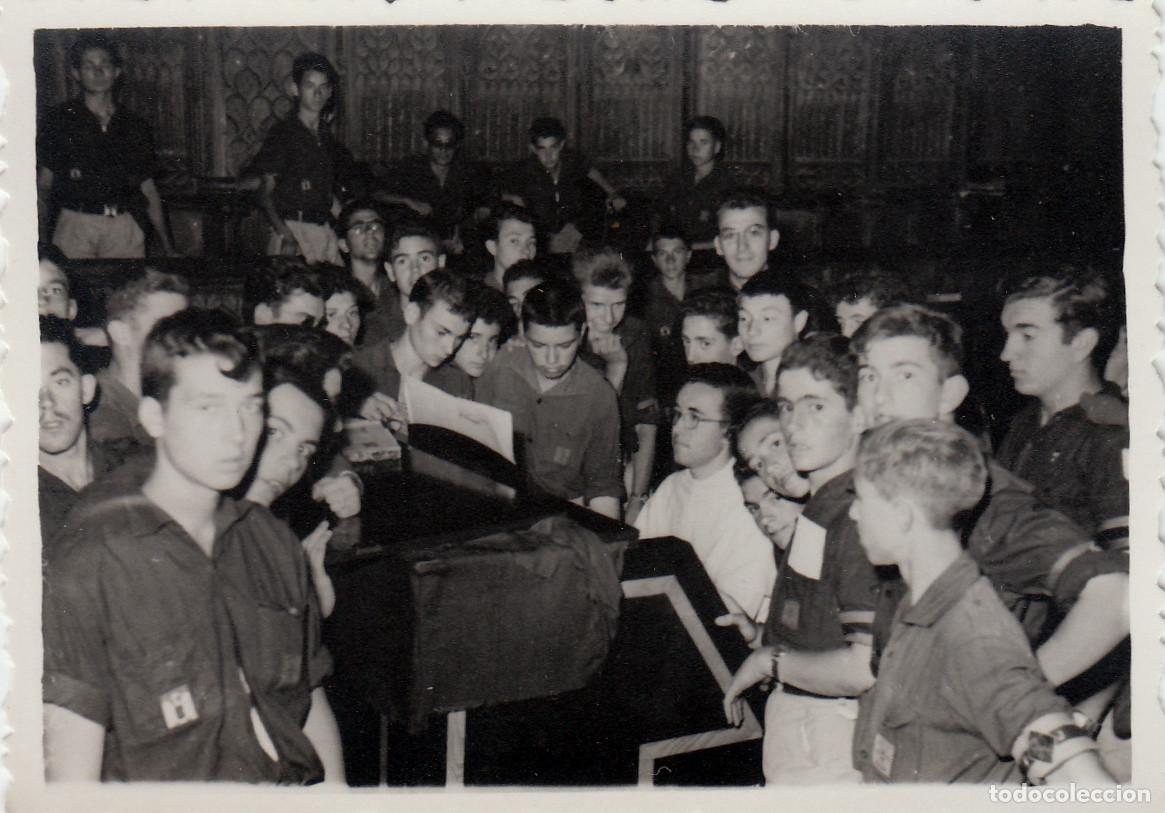 Militaria: Chicos, ni&ntilde;os con cura tocando el piano OJE Frente Juventudes Falange A&ntilde;os 50-60 h aa