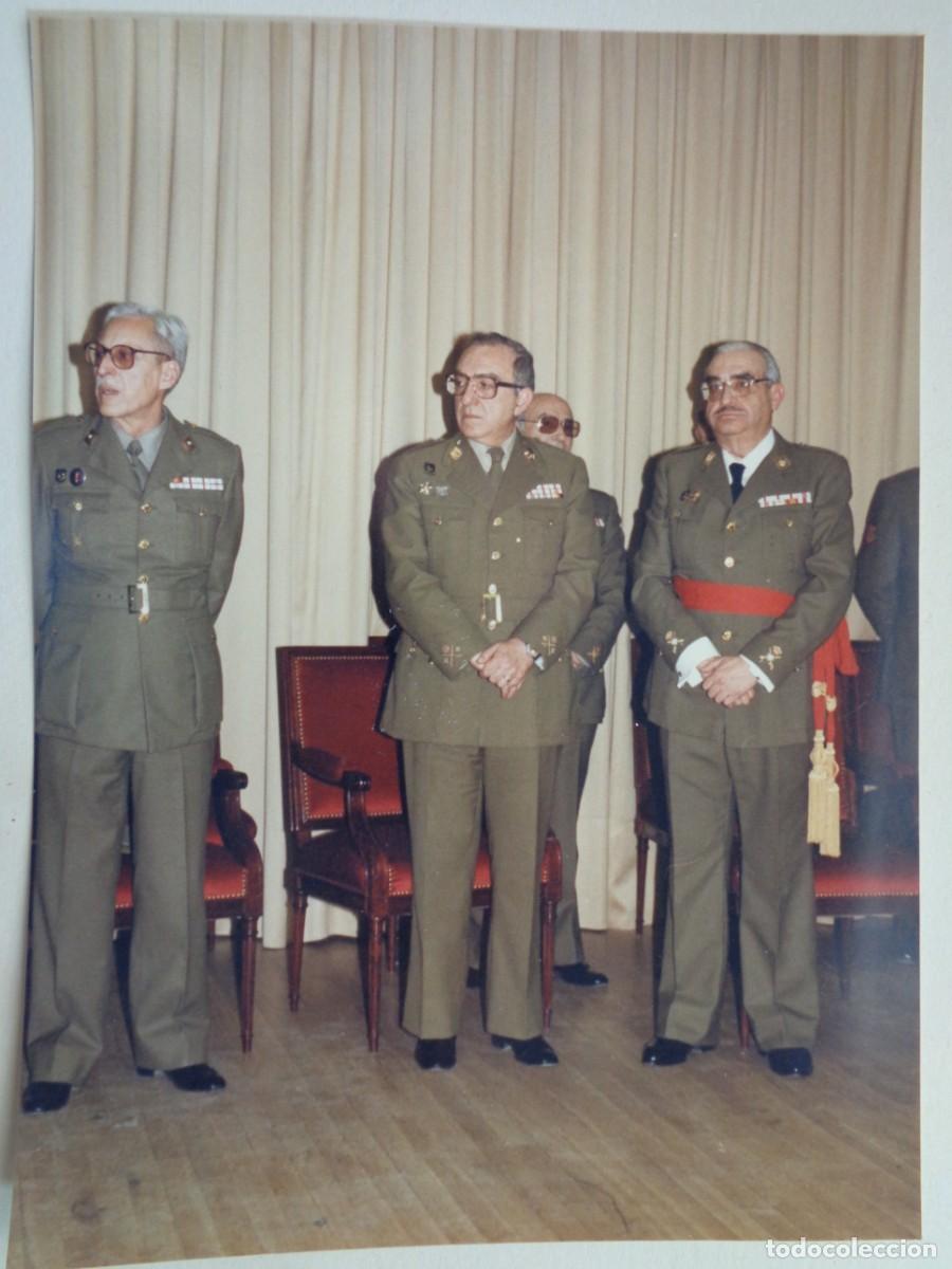 Militaria: FOTO DE GENERALES ( UNO CON FAJIN ) DEL EJERCITO DE TIERRA EN ACTO MILITAR ... 15 X 20 CM