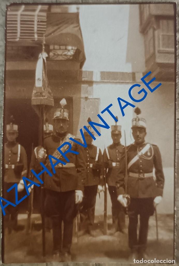 Militaria: EPOCA ALFONSINA, MILITARES PRESENTANDO EL BANDERIN, MAGNIFICA, 44X64MM