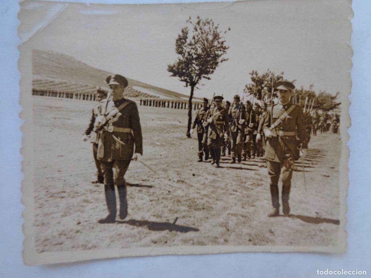 Militaria: FOTO DE MILITARES DESFILANDO CON OFICIAL AL FRENTE, 1950 . DE REPORTAJES NU&Ntilde;EZ, CIUDAD REAL
