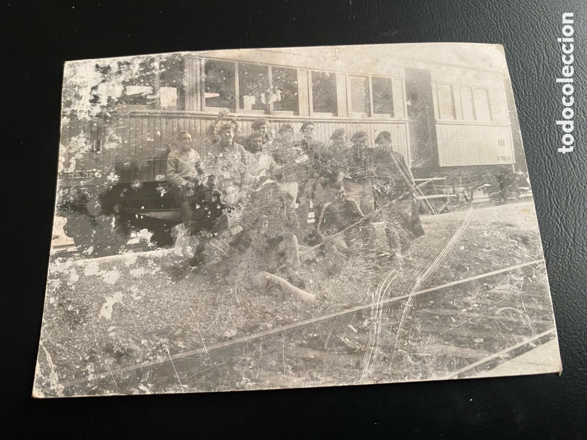 Militaria: FOTOGRAF&Iacute;A DE MILITARES CON TREN