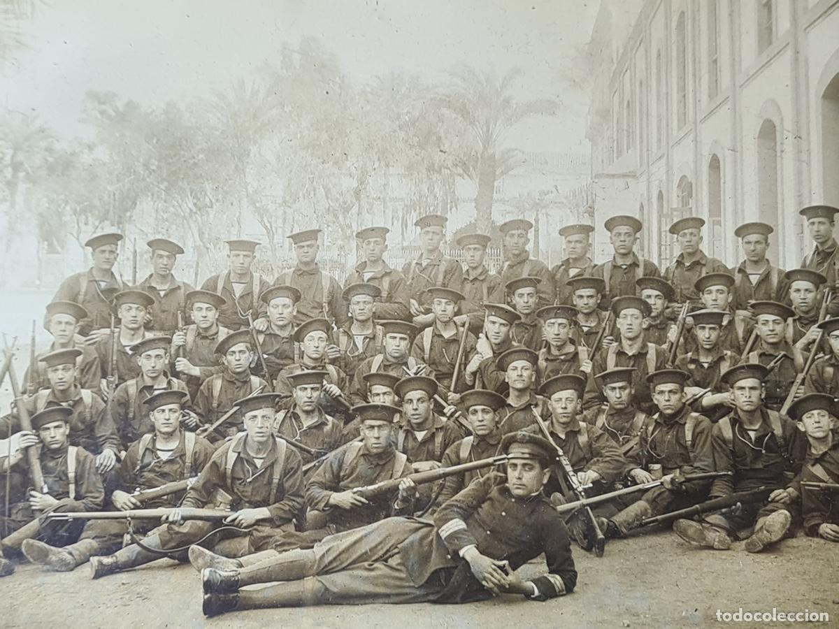 Militaria: Antigua fotograf&iacute;a de marineros militares fechado 1925, en alg&uacute;n cuartel, con su marco original.