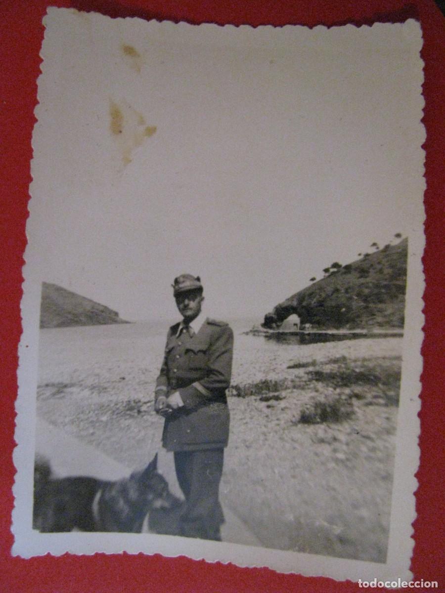 Militaria: FOTO DE UN MILITAR. 8,5X6 CM. 1950 PLAYA DE PORTBOU.