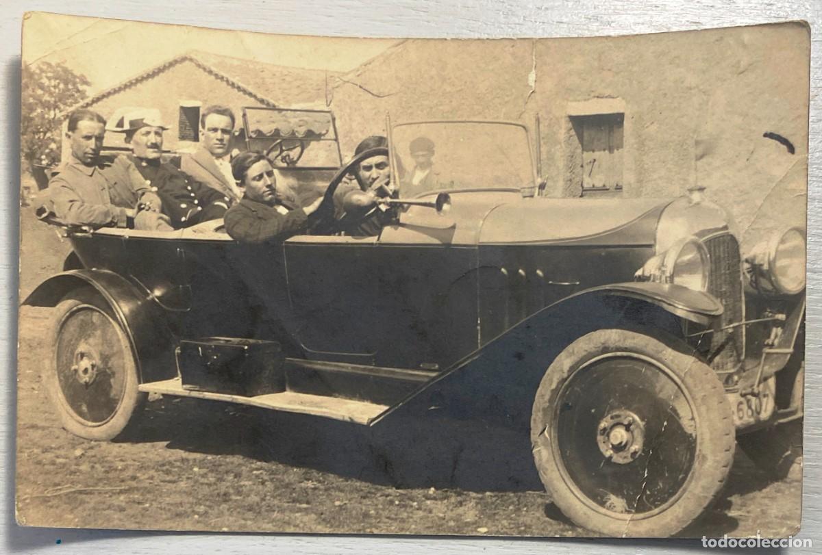 Militaria: FOTOGRAFIA DE COCHE DESCUBIERTO CON GUARDIA CIVIL UNIFORME DE GALA, TAMA&Ntilde;O POSTAL 13,8 X 9 CMS. , 19