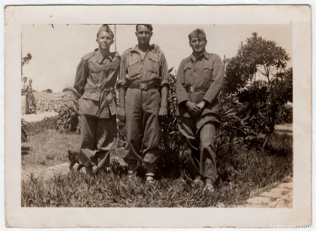 Militaria: 3 j&oacute;venes militares de artiller&iacute;a. A&ntilde;os 40-50. aa