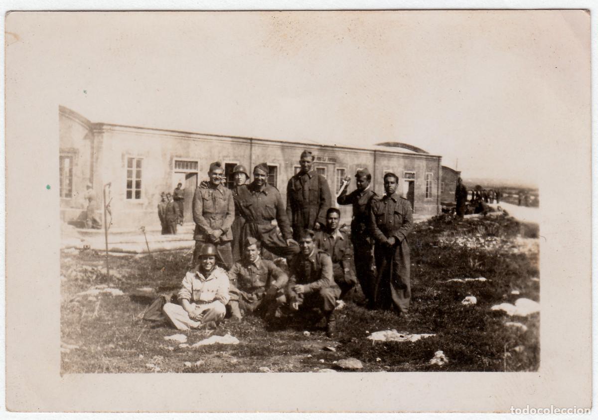 Militaria: J&oacute;venes militares Guardias Civiles delante del cuartel. R&oacute;tulo Todo por la Patria. A&ntilde;os 40-50. aa