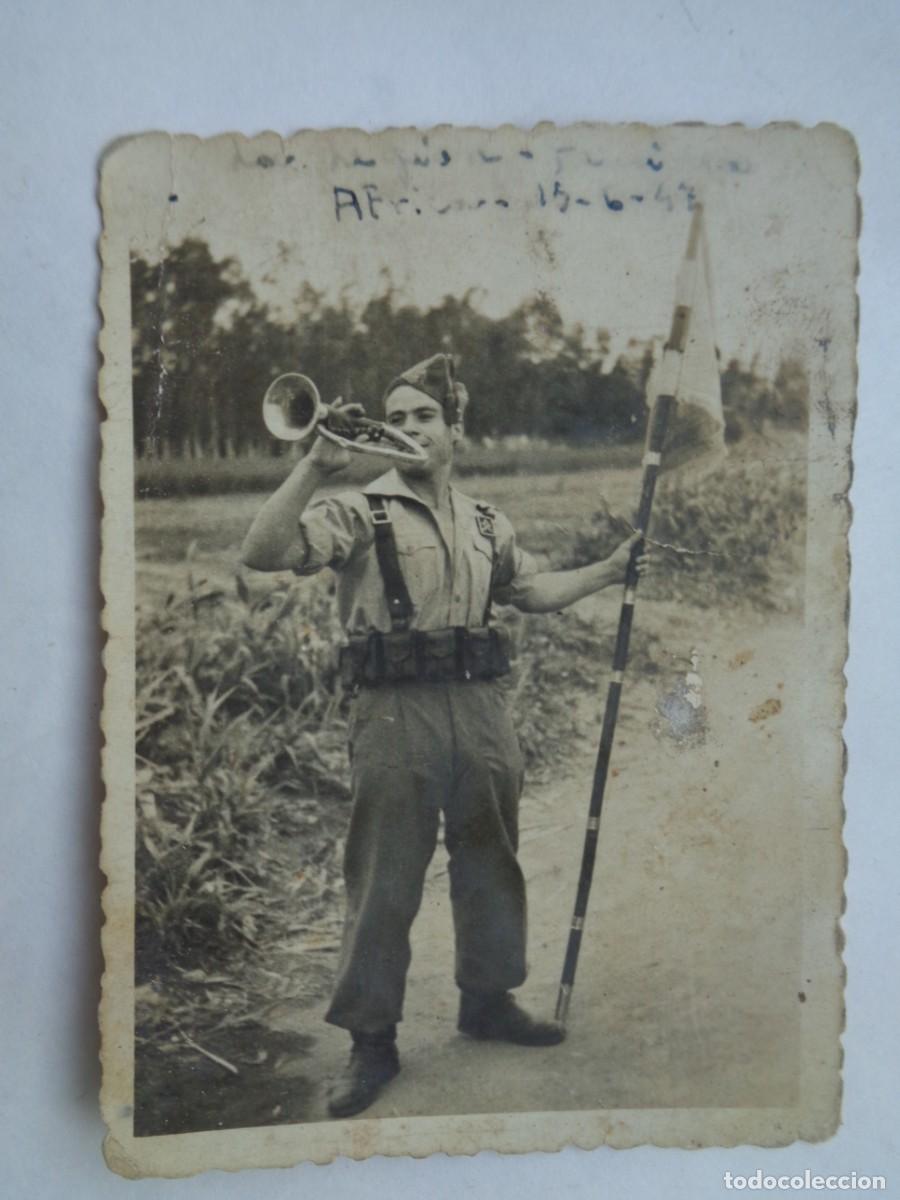 Militaria: LA LEGION : FOTO DE LEGIONARIO CON BANDEROLA Y CORNETA . AFRICA , 1947