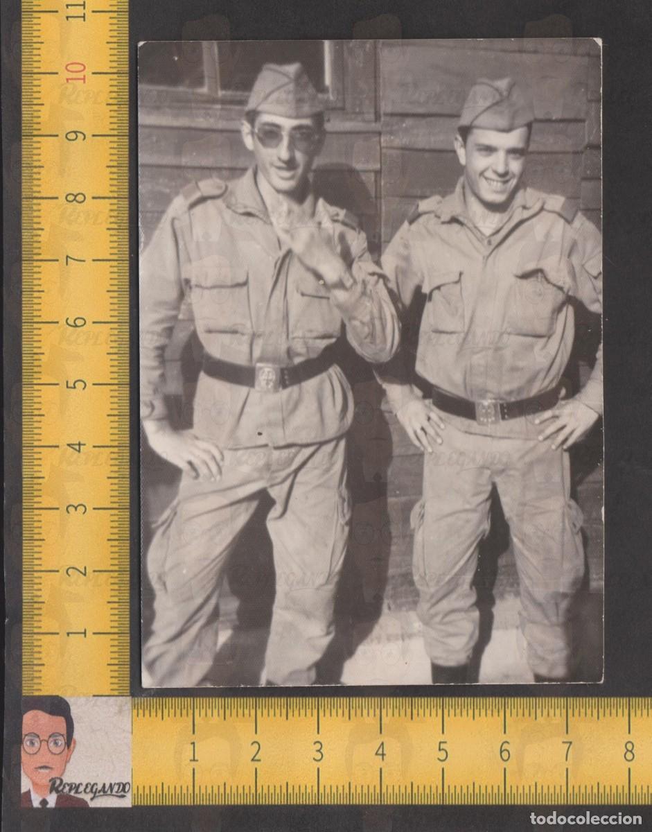 Militaria: DOS SOLDADOS EJ&Eacute;RCITO TIERRA ESPA&Ntilde;A POSAN DE UNIFORME - GORRO CUARTELERO - FOTO ANTIGUA A&Ntilde;OS 60
