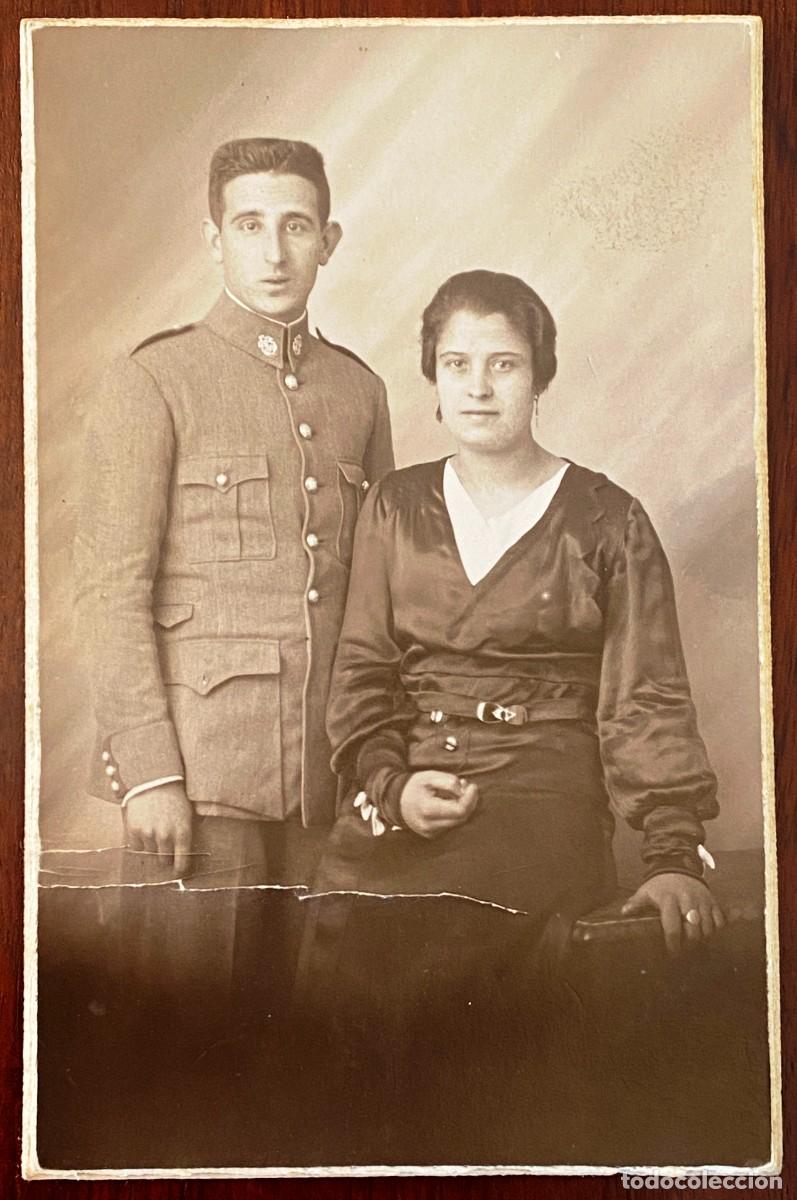 Military Antiques: ANTIGUA FOTOGRAFIA DE GUARDIA CIVILJUNTO CON SU ESPOSA, EPOCA DE LA REPUBLICA 1933, TAMA&Ntilde;O POSTAL.