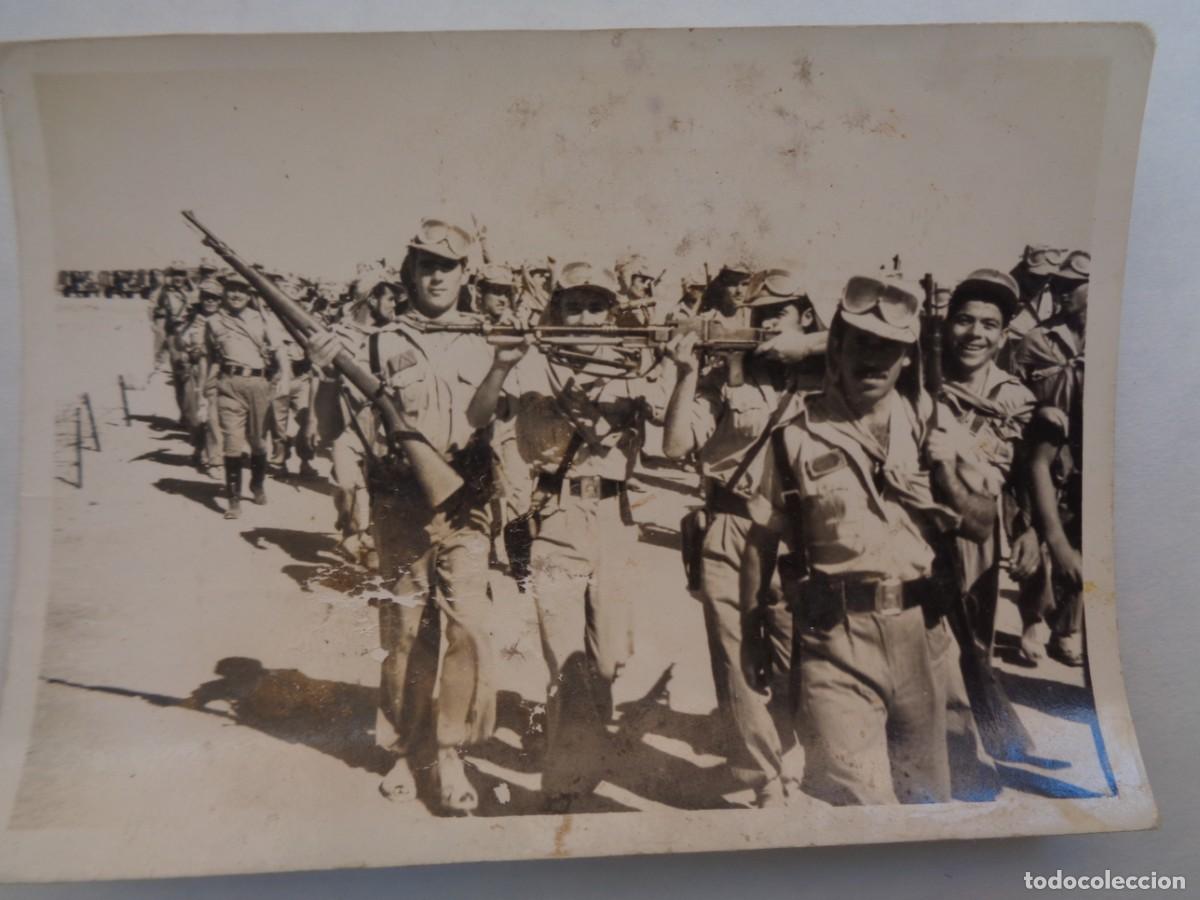 Militaria: LA LEGION : FOTO DE LEGIONARIOS MARCHANDO CON SIROQUERAS Y GAFAS ANTIARENA , CON ARMAS