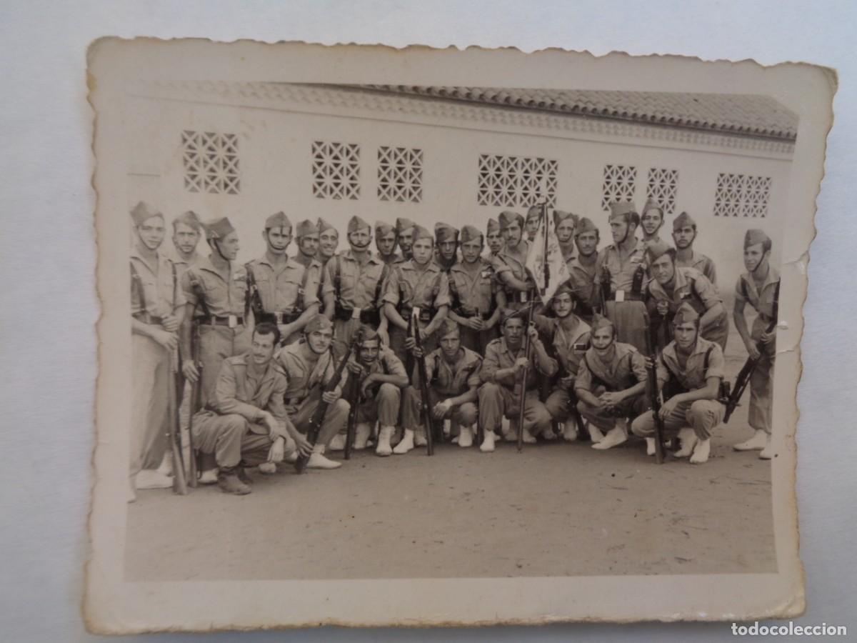 Militaria: LA LEGION : FOTO DE LEGIONARIOS POSANDO, CON BANDERIN