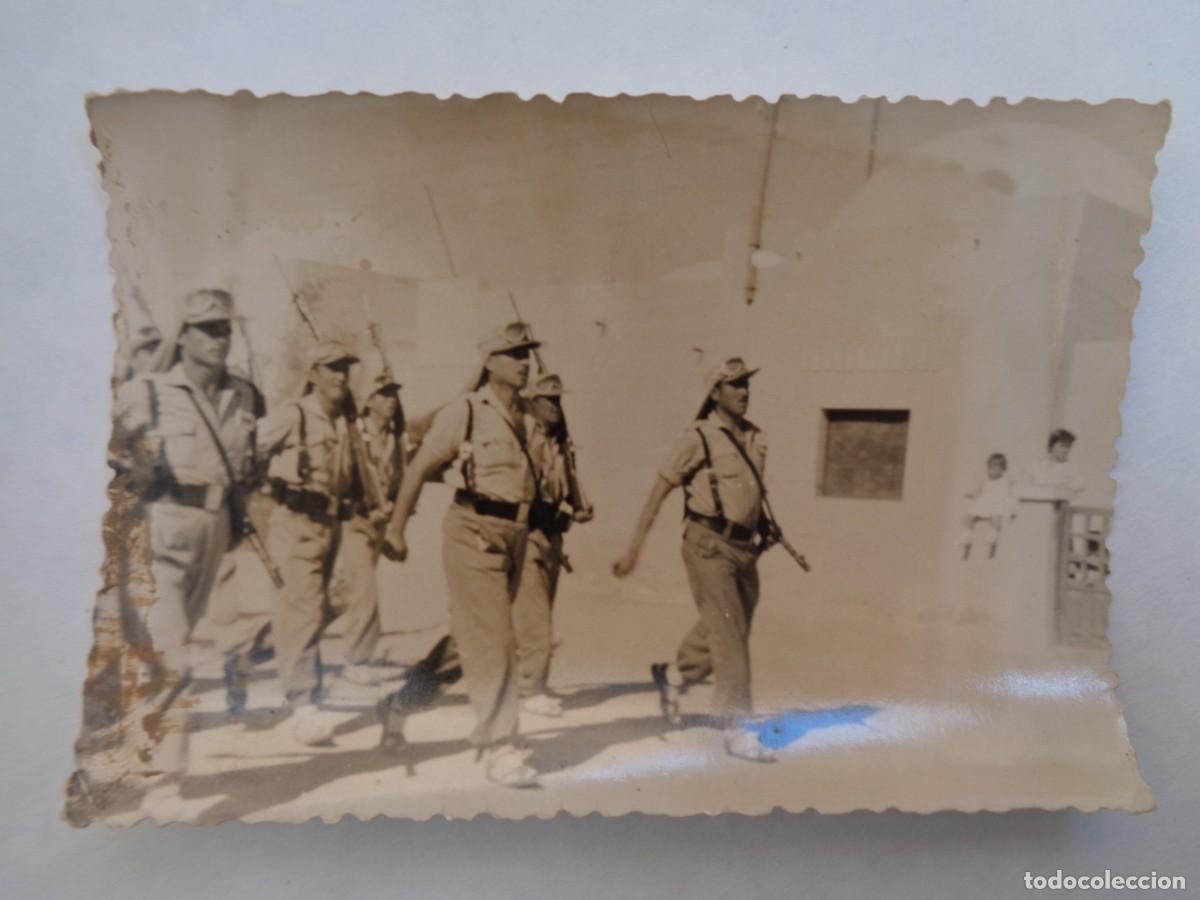 Militaria: LA LEGION : FOTO DE LEGIONARIOS DESFILANDO, CON SIROQUERAS Y GAFAS ANTIARENA . EL SAHARA