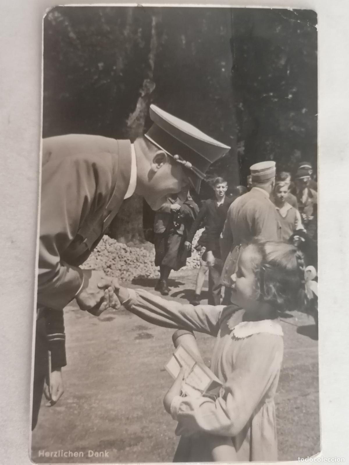 Military Antiques: POSTAL, ADOLF HITLER SALUDANDO A UNA NI&Ntilde;A QUE LE DA LAS GRACIAS, ORIGINAL, MEDIDAS 13,5 X 8,5 CM