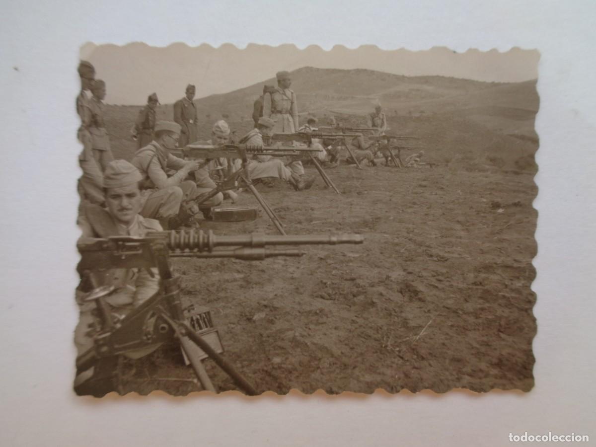 Militaria: PEQUE&Ntilde;A FOTO DE MILITARES CADETES DISPARANDO CON AMETRALLADORAS HOTCHKISS