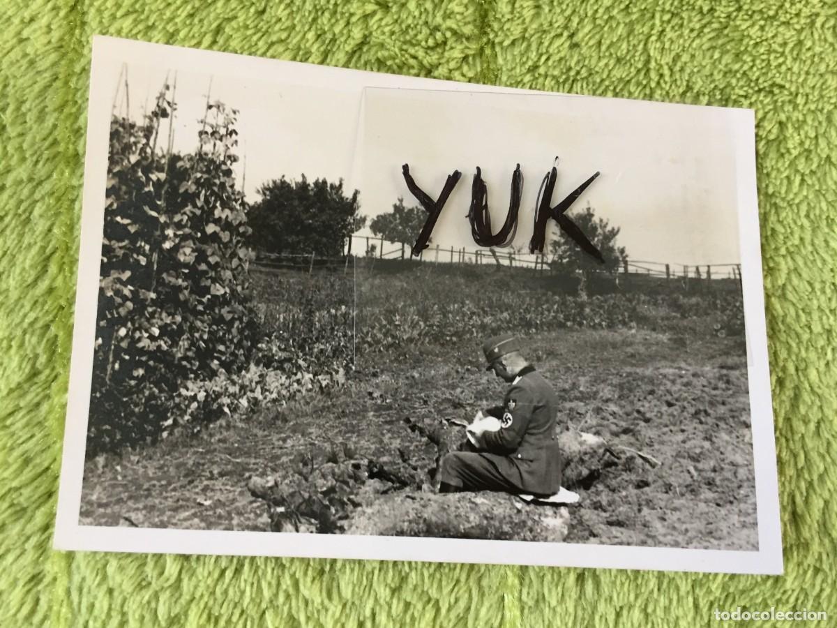 Militaria: *** FOTO ORIGINAL DE SOLDADO ALEMAN LEYENDO *** III REICH *** 2&ordf; SEGUNDA GUERRA MUNDIAL ***